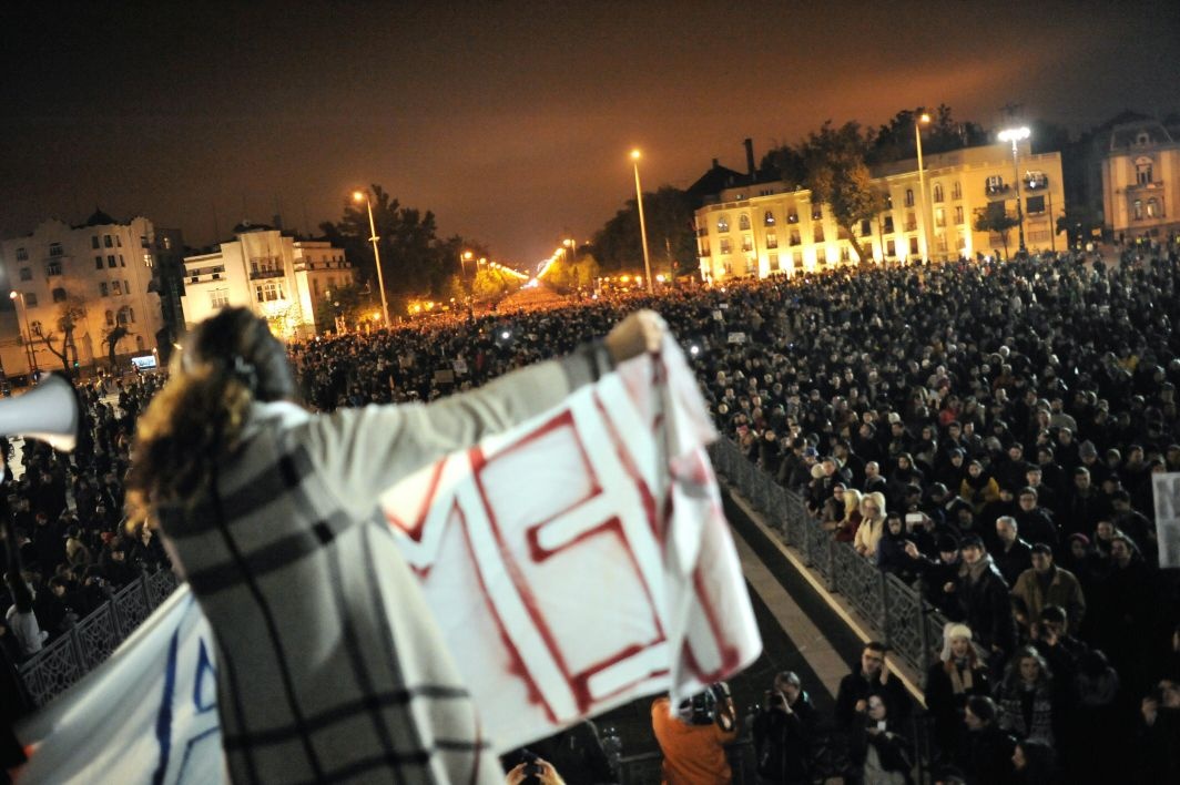 Résztvevők az internetadó elleni tüntetésen Budapesten, a Hősök terén 2014. október 26-án. (MTI Fotó: Marjai János)