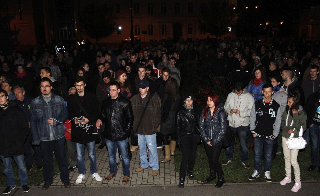 Résztvevők az internetadó elleni  tüntetésen Miskolcon, a Városház téren 2014. október 26-án. (MTI Fotó: Vajda János)