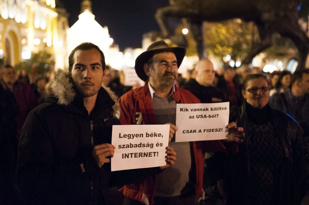 Résztvevők transzparensekkel az internetadó elleni tüntetésen a pécsi Széchenyi téren 2014. október 26-án. (MTI Fotó: Sóki Tamás)