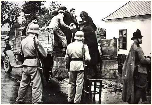 1941 nyarán a magyar polgári és katonai hatóságok segítségével és aktív részvételével több mint 20 ezer zsidó és roma származású, állampolgárságát igazolni nem tudó, vagy éppenséggel magyar állampolgárt toloncoltak ki az országból.  kamenyec_1.jpg  Nagy részüket – köztük nőket, kisgyermekeket – a német és magyar csapatok által megszállt ukrajnai Kamenyec-Podolszkijban az SS emberei augusztus 27-én és 28-án legéppuskázták. Sokukkal az éhség, betegségek vagy az ukrán fasiszták végeztek. Az akkor deportáltak közül csak keveseknek sikerült hazaszökniük.