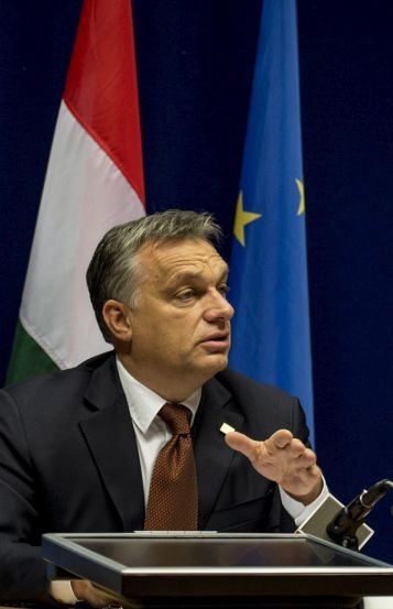 A Miniszterelnöki Sajtóiroda által közreadott képen Orbán Viktor miniszterelnök sajtótájékoztatót tart az Európai Unió kétnapos brüsszeli csúcstalálkozójának második napján az Európai Tanács székházában 2014. október 24-én. (MTI Fotó: Miniszterelnöki Sajtóiroda/Burger Barna)