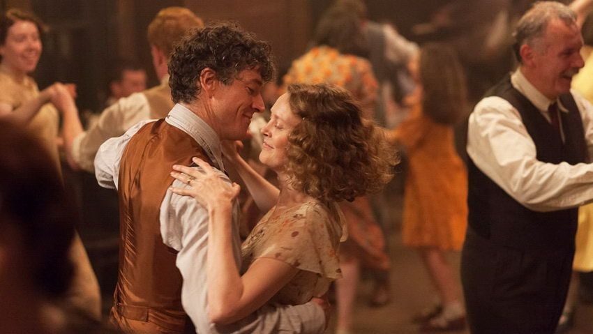 Barry Ward és Simone Kirby.