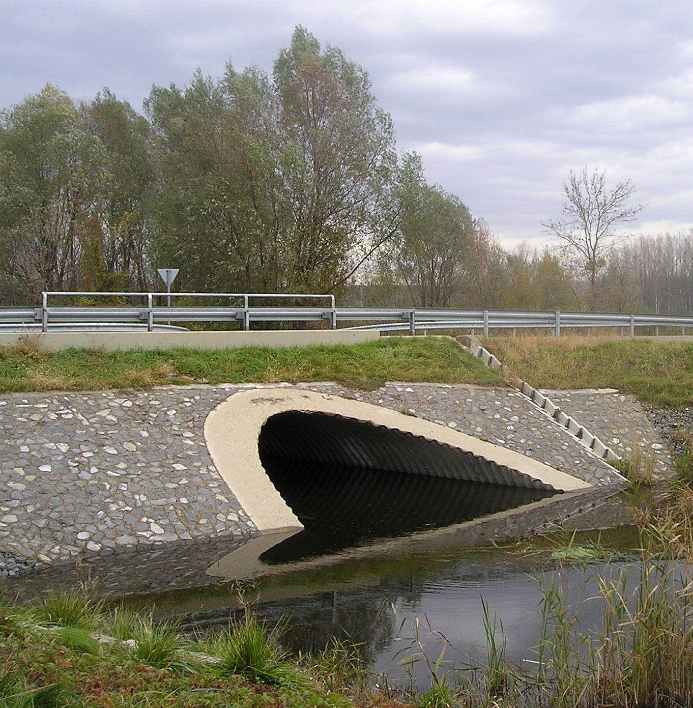 Straßenunterführung am Hévíz-Kanal