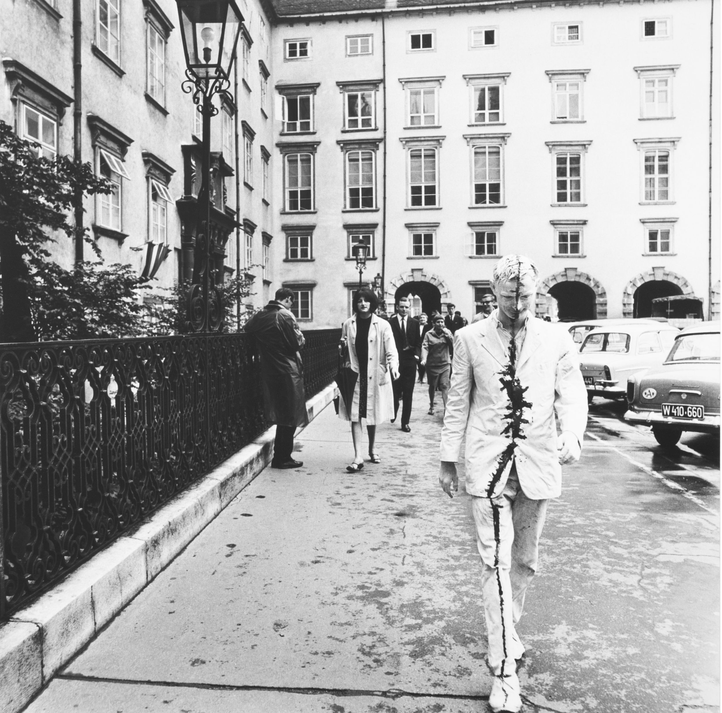 Günter Brus: Bécsi séta (1965), fekete-fehér fénykép.