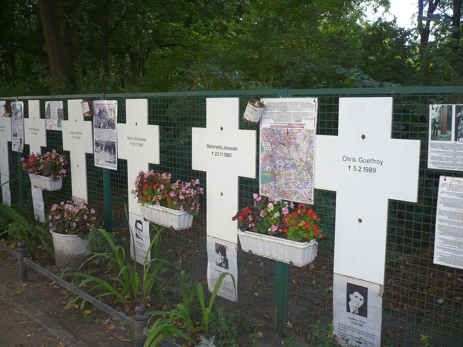A berlini fal áldozatainak emléke. (A szerző felvétele.)