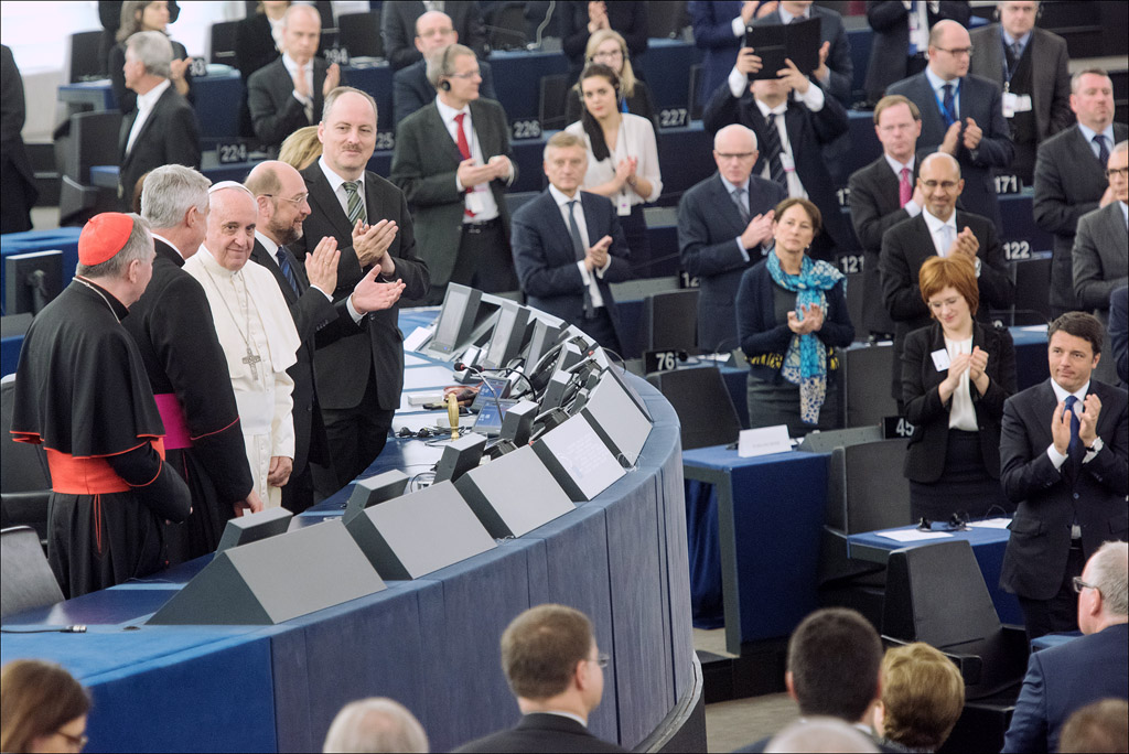 Nagy tapssal köszöntötték az Európai Parlament képviselői Ferenc pápát a plénum előtt elmondott beszéde után. (Kép: © European Union 2014 - European Parliament)