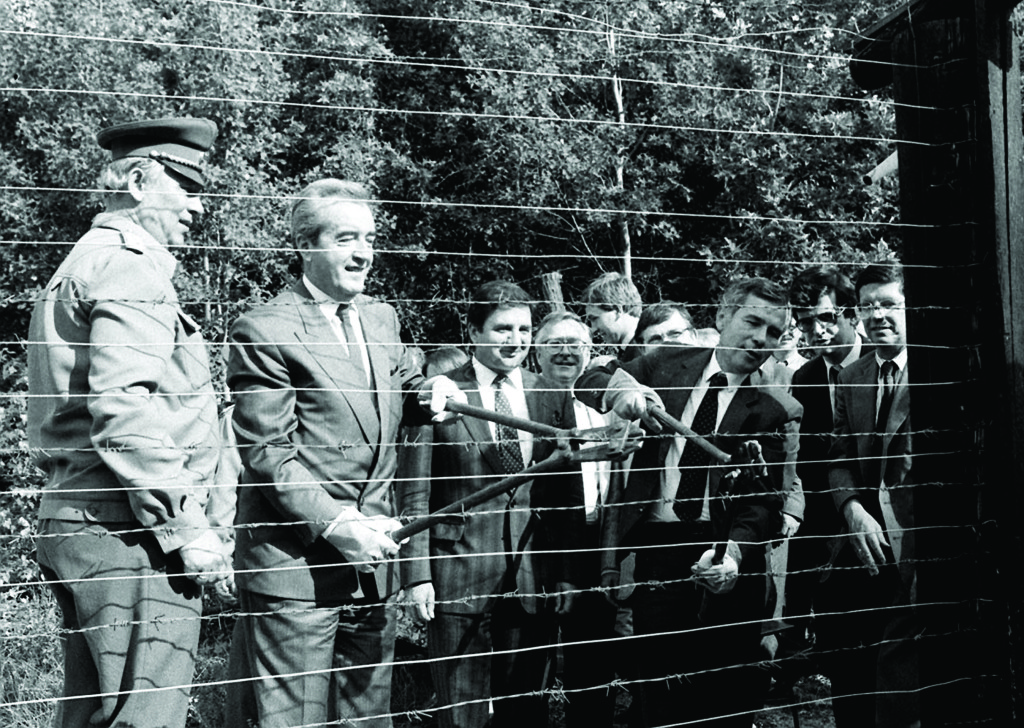Vas-, nem pedig alumíniumfüggönyt bontott a magyar és az osztrák külügyminiszter 1989. június 27-én. (MTI foto, Matusz Károly felvétele)