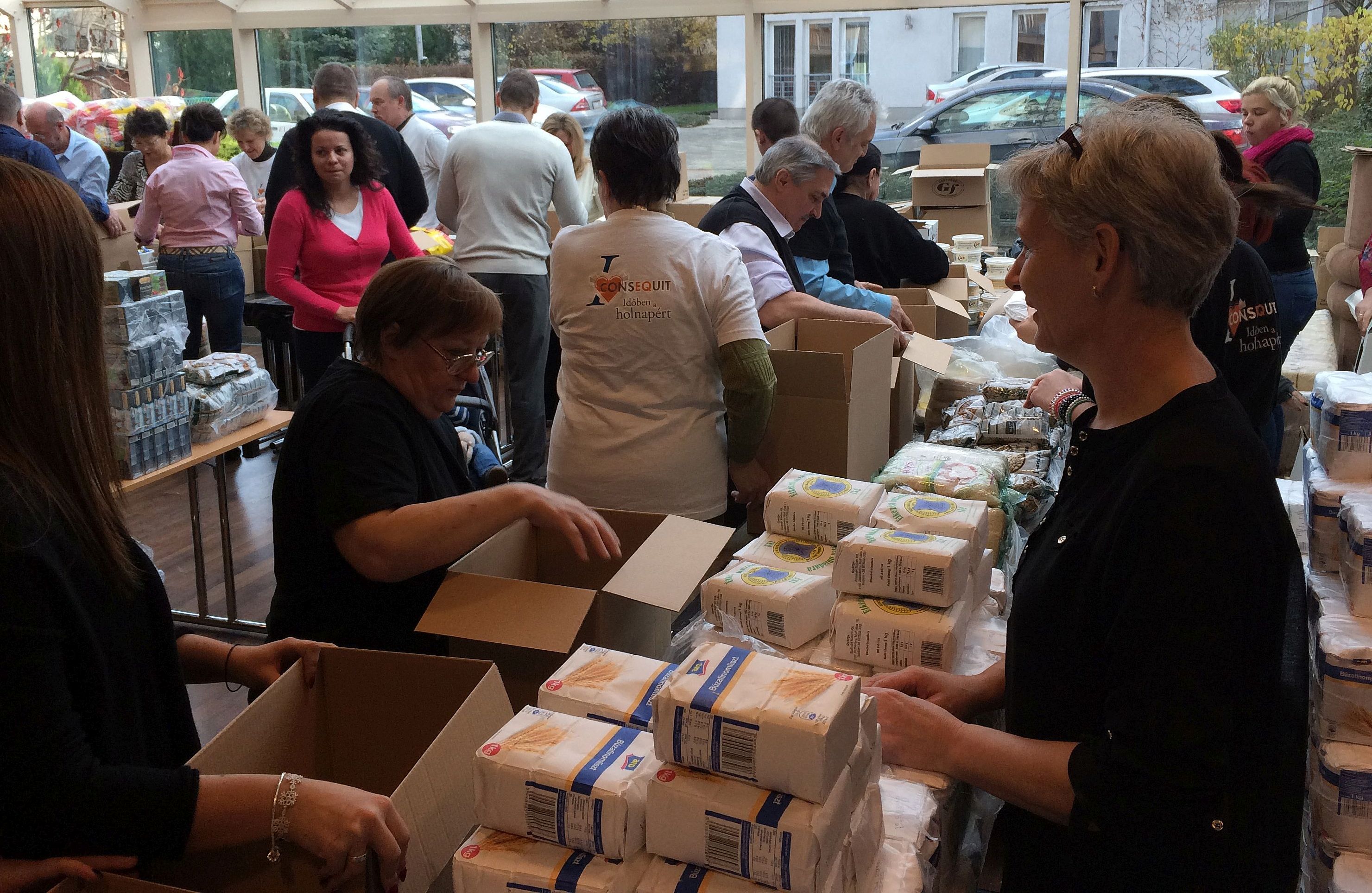 Készülnek a szeretet csomagjai.