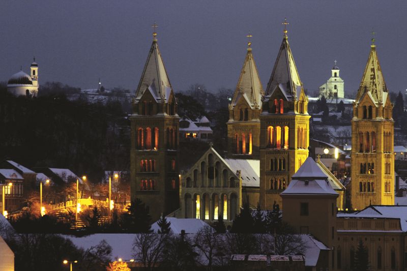 A pécsi bazilika adventi fényben.