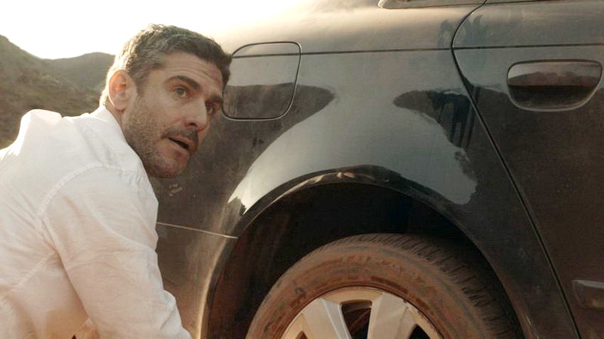 Leonardo Sbaraglia kerékcsere közben.