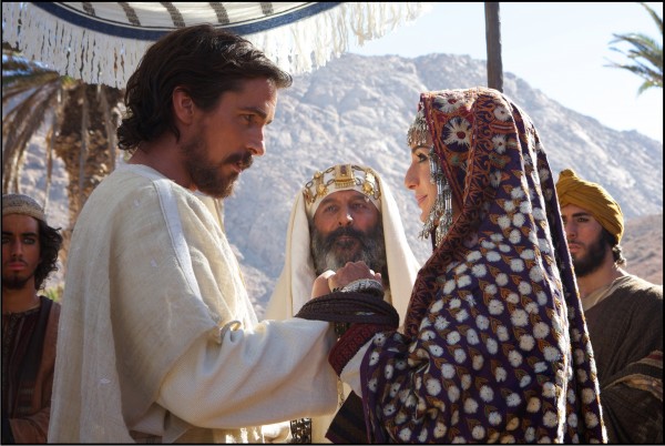Mózes (Christian Bale) és Cippóra (Maria Valverde) esküvője. 