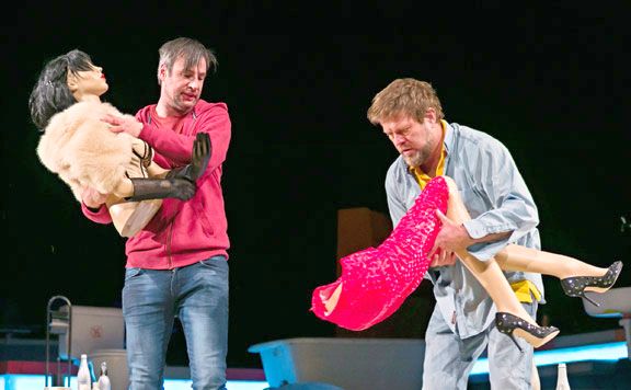 Pindroch Csaba és Szabó Győző a próbababával.