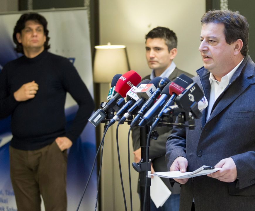 Laufer Tamás, az IVSZ elnöke (j) beszél az internetről szóló nemzeti konzultáció előkészítéséről folytatott egyeztetést követően tartott mai sajtótájékoztatón. Mellette Deutsch Tamás, a nemzeti konzultáció tartalmi kérdéseiért és az egyeztetések lebonyolításáért felelős néppárti európai parlamenti képviselő (b) és Soltész Attila, az Informatika a Társadalomért Egyesület elnöke (b2). (MTI Fotó: Mohai Balázs felvétele)