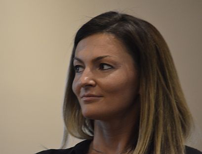Mile Szilvia.