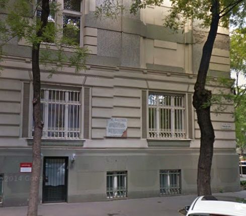 A Benczúr utcai palota földszintje, Wallenberg budapesti utolsó tartózkodási helye; a két ablak között az emléktábla.