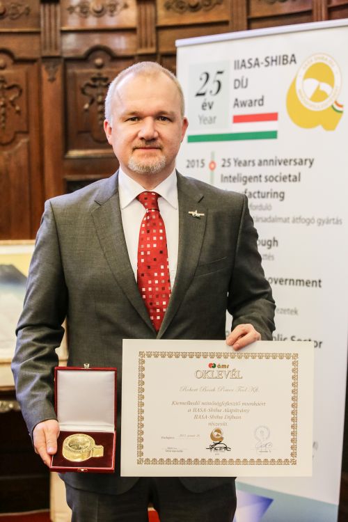 Ansgar Lengeling ügyvezető igazgató a kitüntetéssel.