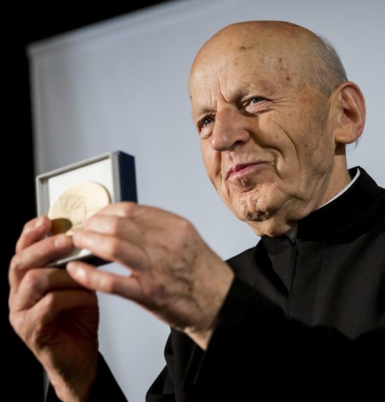 Kerényi Lajos piarista szerzetes, miután átvette az Európai Polgári Díjat Budapesten, a Szent Margit Gimnáziumban 2015. január 23-án. (MTI Fotó: Mohai Balázs)