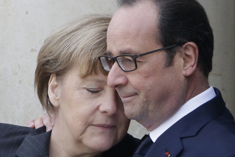 Merkel német kancellár mély részvétét fejezte ki Hollande francia államfőnek.