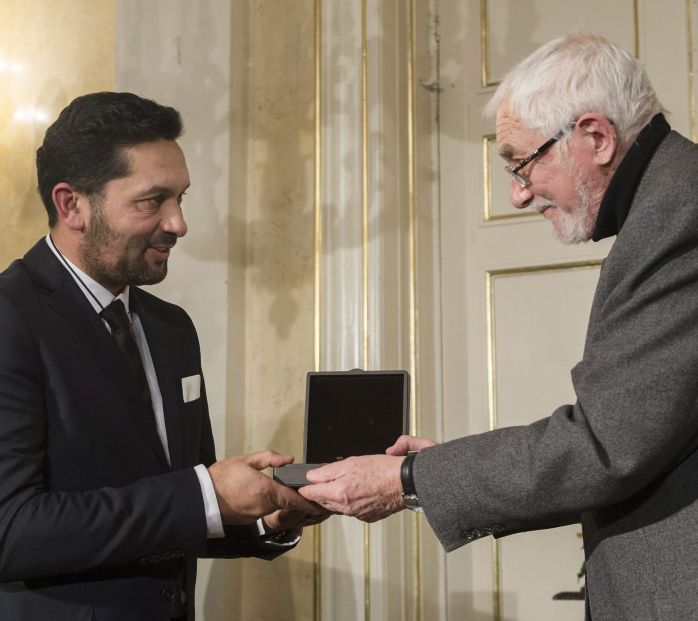 Bíró László újságíró (j) átadja a Magyar Civil Becsületrendet Bogdán Lászlónak, Cserdi polgármesterének a budapesti Petőfi Irodalmi Múzeum díszteremében 2015. február 8-án. (MTI Fotó: Koszticsák Szilárd)