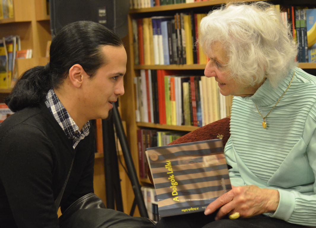 Fahidi Éva a könyvét ajánlja.