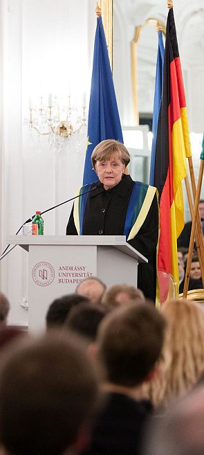 Az Andrássy Gyula Budapesti Német Nyelvű Egyetem által közzétett képen Angela Merkel német kancellár diákokkal beszélget az Andrássy egyetemen 2015. február 2-án. (MTI Fotó: Andrássy egyetem/Képszerkesztőség/Ancsin Gábor)