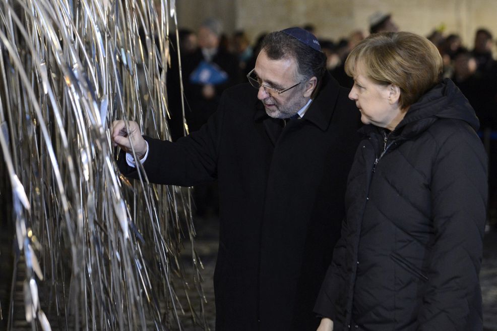 A hivatalos látogatáson Budapesten tartózkodó Angela Merkel német kancellár és Heisler András, a Magyarországi Zsidó Hitközségek Szövetségének (Mazsihisz) elnöke a Dohány utcai zsinagóga emlékparkjában álló Emanuel-emlékfánál. (MTI Fotó: Kovács Tamás)