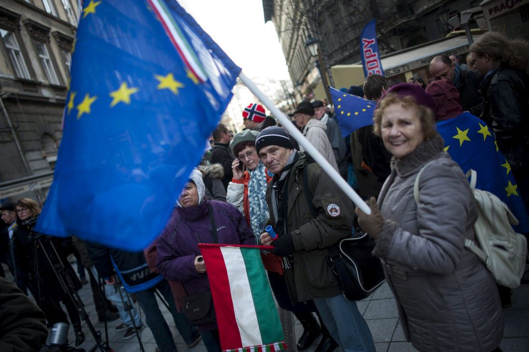 Résztvevők a MostMi elnevezésű társadalmi kezdeményezés által Európához tartozunk! címmel megrendezett demonstráción a VIII. kerületi Baross utcában 2015. február 2-án; a jelenlegi magyar politikai berendezkedés ellen tüntettek néhány utcányira az Andrássy egyetemtől, ahol Angela Merkel német kancellár hivatalos programon vett részt. (MTI Fotó: Marjai János)