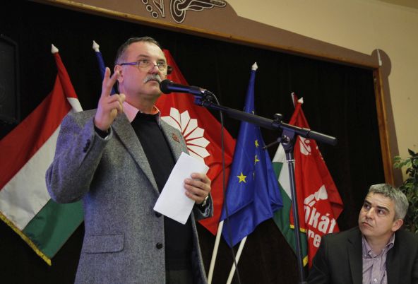 Vécsi István, a Közmunkások Szakszervezetének elnöke (b) és dr. Simon Gábor, az MSZP városi szervezetének elnöke a „Dolgozói szegénység, nyomor és gyermekéhezés a mai Magyarországon” címmel tartott konferencián Miskolcon 2015. február 9-én. (MTI Fotó: Vajda János)