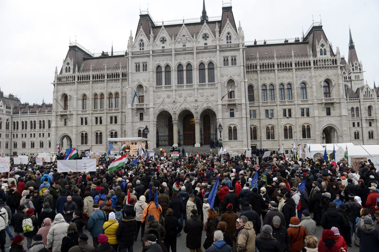 Résztvevők a Százezren az internetadó ellen, valamint a 60 ezren a Magánnyugdíjukért Facebook-csoport Tavasz jön – Orbán megy! elnevezésű tüntetésen Budapesten, a Kossuth téren február 1-jén. (MTI Fotó: Kovács Tamás)