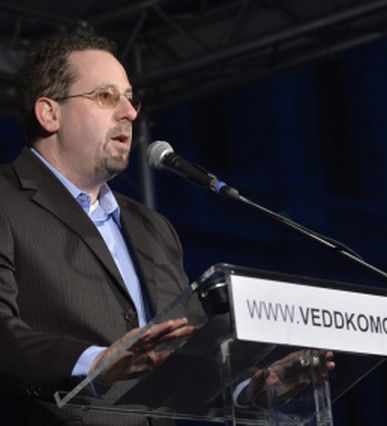 Vajda Zoltán, a 60 ezren a magánnyugdíjukért Facebook-csoport alapítója a Százezren az internetadó ellen, valamint a 60 ezren a Magánnyugdíjukért Facebook-csoport Tavasz jön – Orbán megy! elnevezésű tüntetésen Budapesten, a Kossuth téren 2015. február 1-jén. (MTI Fotó: Máthé Zoltán)