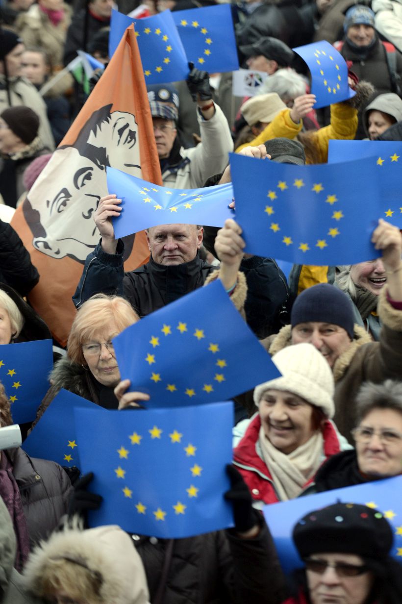 Résztvevők Százezren az internetadó ellen, valamint a 60 ezren a Magánnyugdíjukért Facebook-csoport Tavasz jön – Orbán megy! elnevezésű tüntetésen Budapesten, a Kossuth téren 2015. február 1-jén. (MTI Fotó: Kovács Tamás)