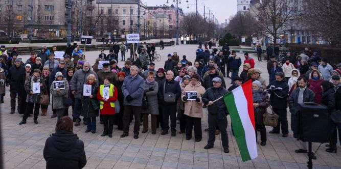 Résztvevők a Százezren az internetadó ellen, valamint a 60 ezren a Magánnyugdíjukért Facebook-csoport Tavasz jön – Orbán megy! elnevezésű tüntetésen a debreceni Kossuth téren 2015. február 1-jén. (MTI Fotó: Czeglédi Zsolt)