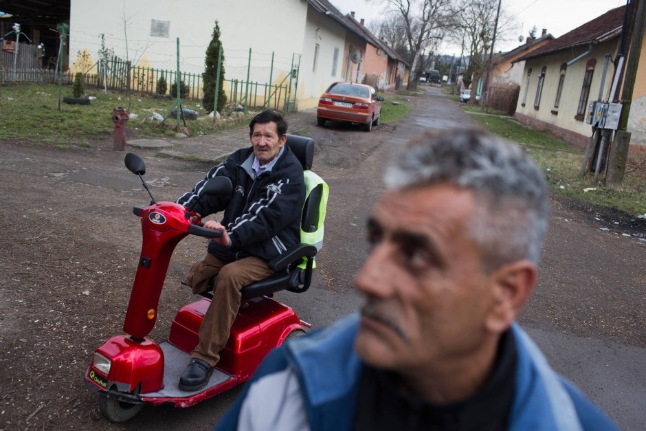 Béla Horváth (vorne) von der Roma-Selbstverwaltung in Miskolc