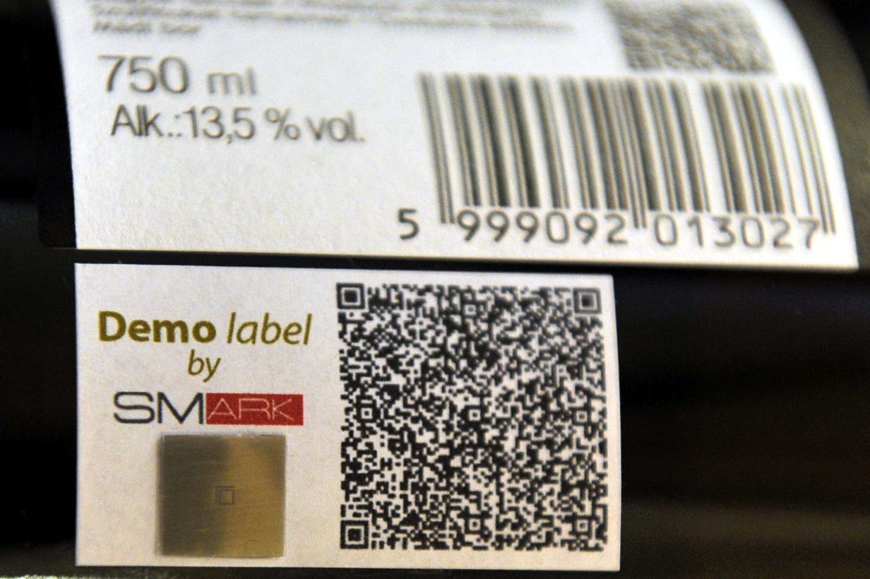 SMark biztonsági címke egy borospalackon az új SMark (Secure Mark) projekt bemutatóján a Magyar Tudományos Akadémia Kodály-termében 2015. március 3-án. A világon eddig sehol nem alkalmazott, magyar tudósok által kifejlesztett termékazonosító technológia egy olyan biztonsági címke, amelynek használatával az eredetiség kétség nélkül azonosítható. MTI Fotó: Kovács Attila