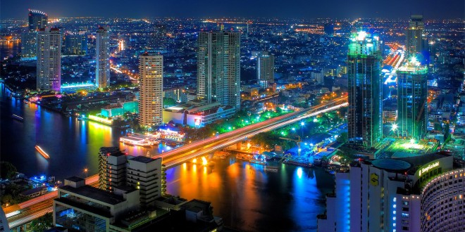 Bangkok esti fényben.