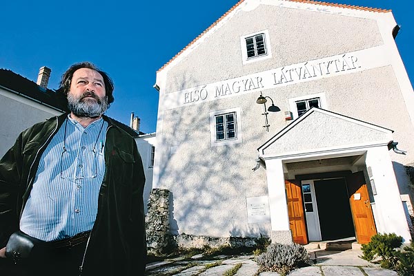 Erinnerungs- und Erlebnissammlung in Diszel; Gründer Ákos Vörösváry. (Foto: nol.hu)