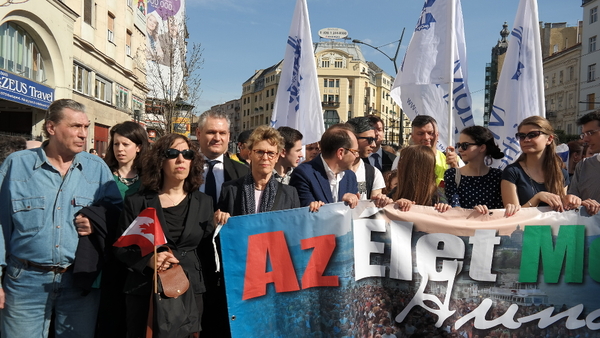 Lieselore Cyrus német nagykövet részt vett a 13. Élet Menetén Budapesten. A nagykövet asszony a képen balról az ötödik.