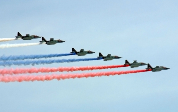 Russian fighter jets streak across the sky in celebration of Victory Day, May 9, 2010. (Dmitry Terekhov, CC BY-SA 2.0)