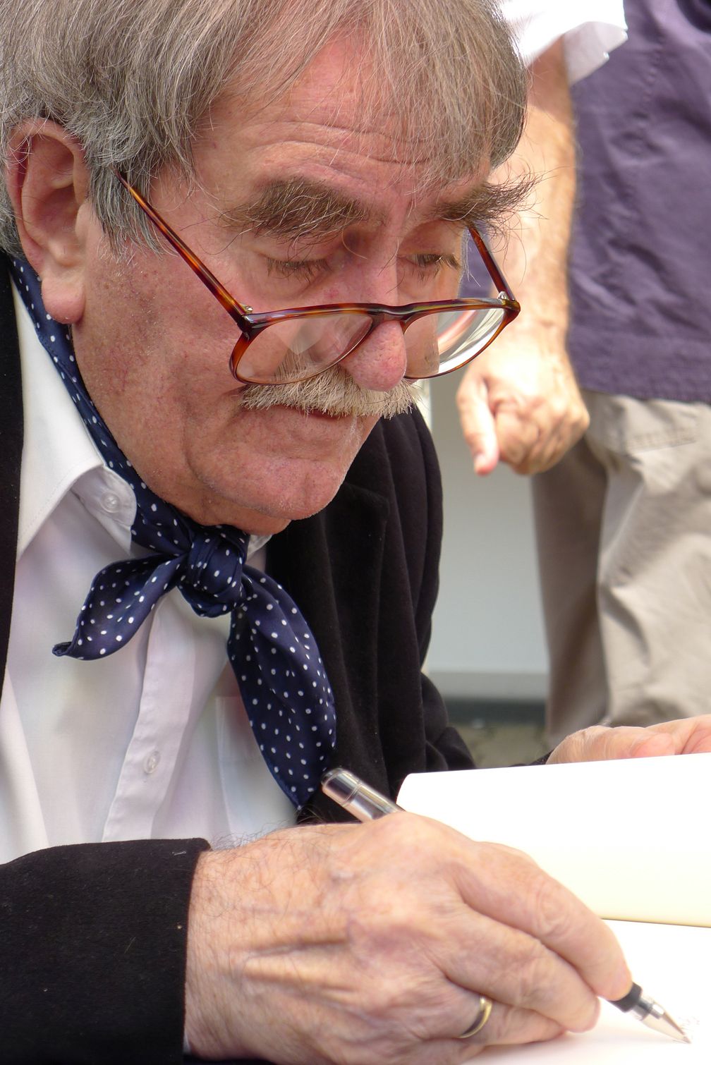 Juhász Ferenc költő dedikál.