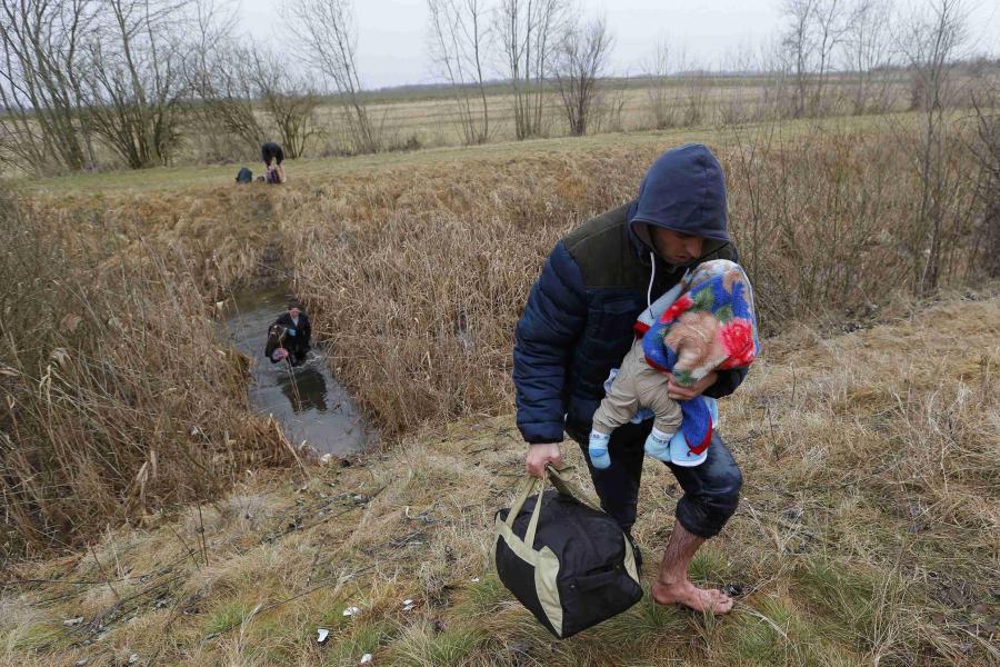 Koszovói menekülő a gyermekével a szerb-magyar határon.