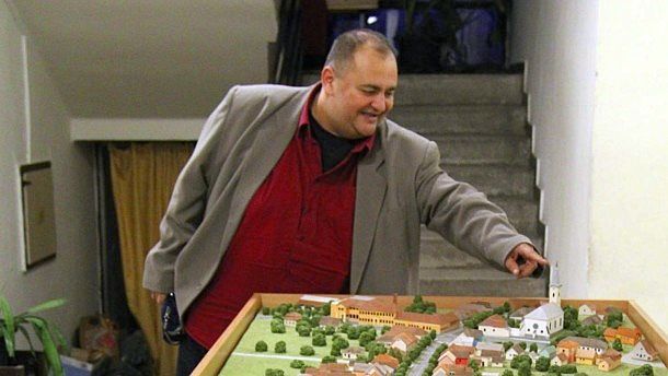 Lakatos Béla, Ács város polgármestere.