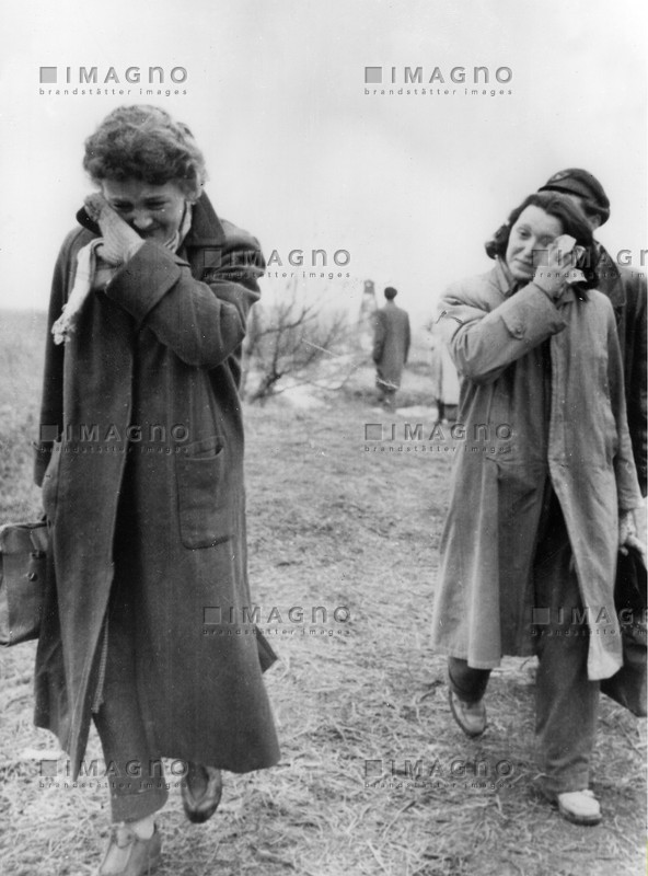 Hazájukból menekülő magyarok 1956-ban a magyar-osztrák határtérségben.