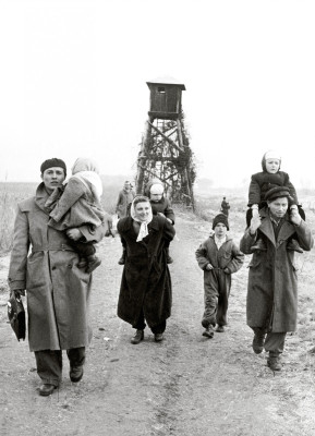 Magyar menekültek 1956 késő őszén a magyar-osztrák határon.