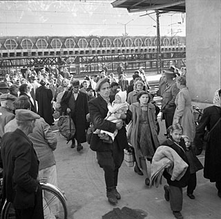 Svájcba érkezett magyar menekültek 1956 őszén.