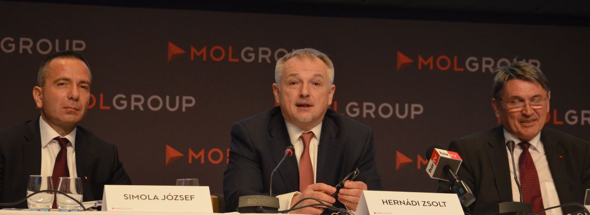 Simola József pénzügyi igazgató, Hernádi Zsolt elnök-vezériggazgató, Molnár József vezérigazgató.