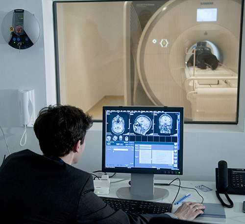 Az új fMRI-laboratórium korszerű műszeres hátteret biztosít a felfedező kutatásokhoz a kognitív idegtudomány, a fejlődés-idegtudomány és a neuropszichiátria területén.