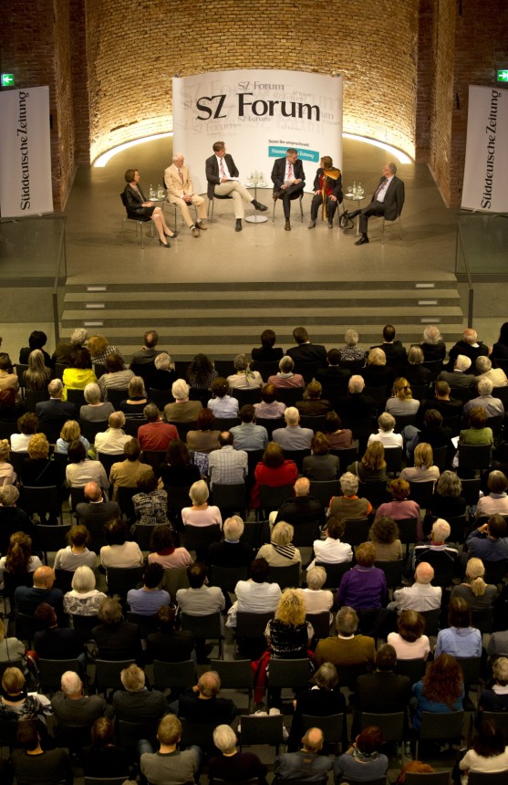 Großer Andrang beim SZ-Forum: Drei KZ-Überlebende und ein Wehrmachtsdeserteur im Gespräch mit den SZ-Redakteuren Christian Krügel und Helmut Zeller.