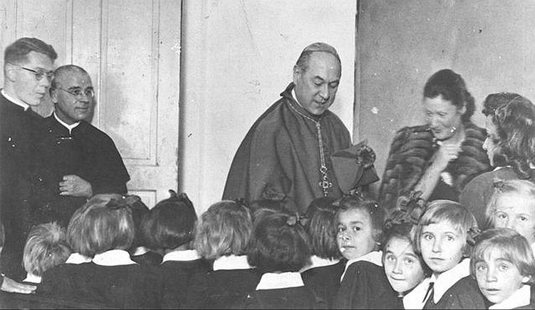 Apor püspök győri kisiskolások között. (Kép: Magyar Kurír.)