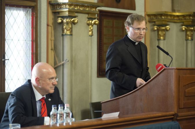Szuromi Szabolcs, a Pázmány Péter Katolikus Egyetem rektora (j) beszél, balról Ilan Mor, Izrael Állam magyarországi nagykövete a budapesti Pázmány Péter Katolikus Egyetem tartott mai sajtótájékoztatón jelentette be az első egyetemi szintű holokausztról szóló tárgy bevezetését, amely kötelező az egyetemi hallgatók számára a diplomájuk megszerzéséhez. (MTI Fotó: Mohai Balázs)