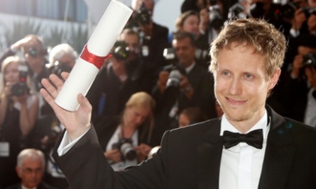 Nemes László a cannes-i nagydíjjal. (Kép Guillaume Horcajuelo/EPA)